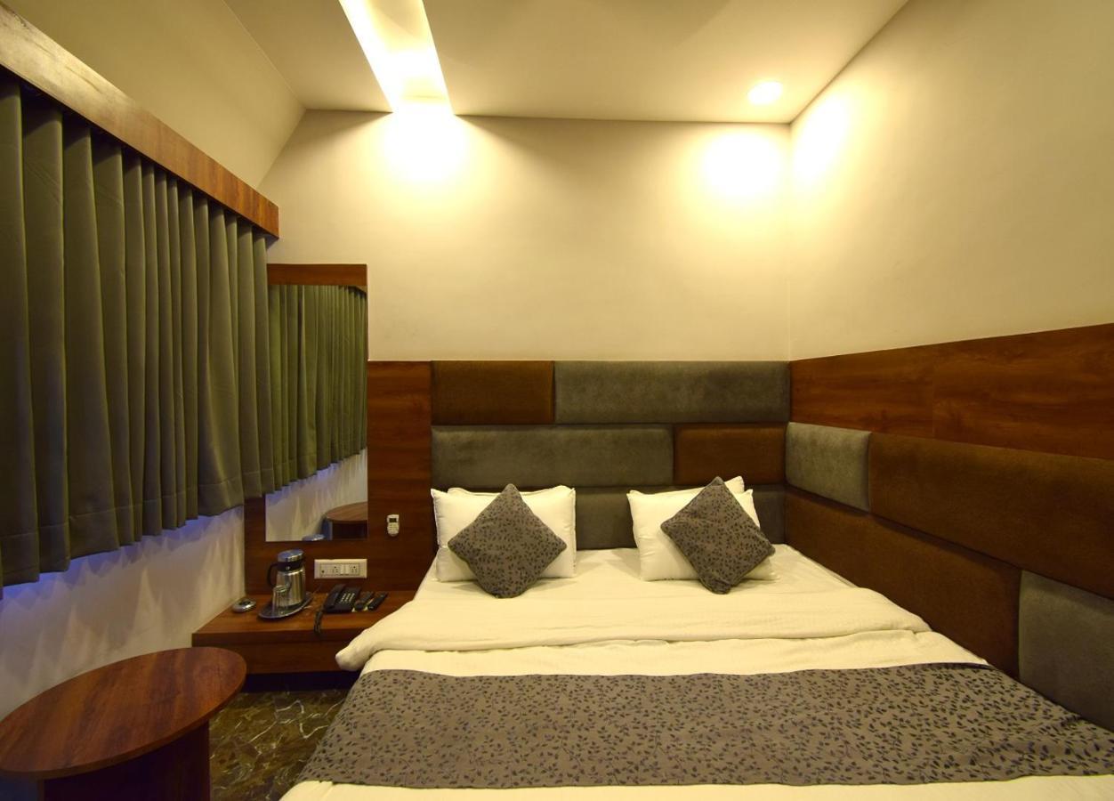 Hotel Lake Palace Ahmedabad Eksteriør bilde