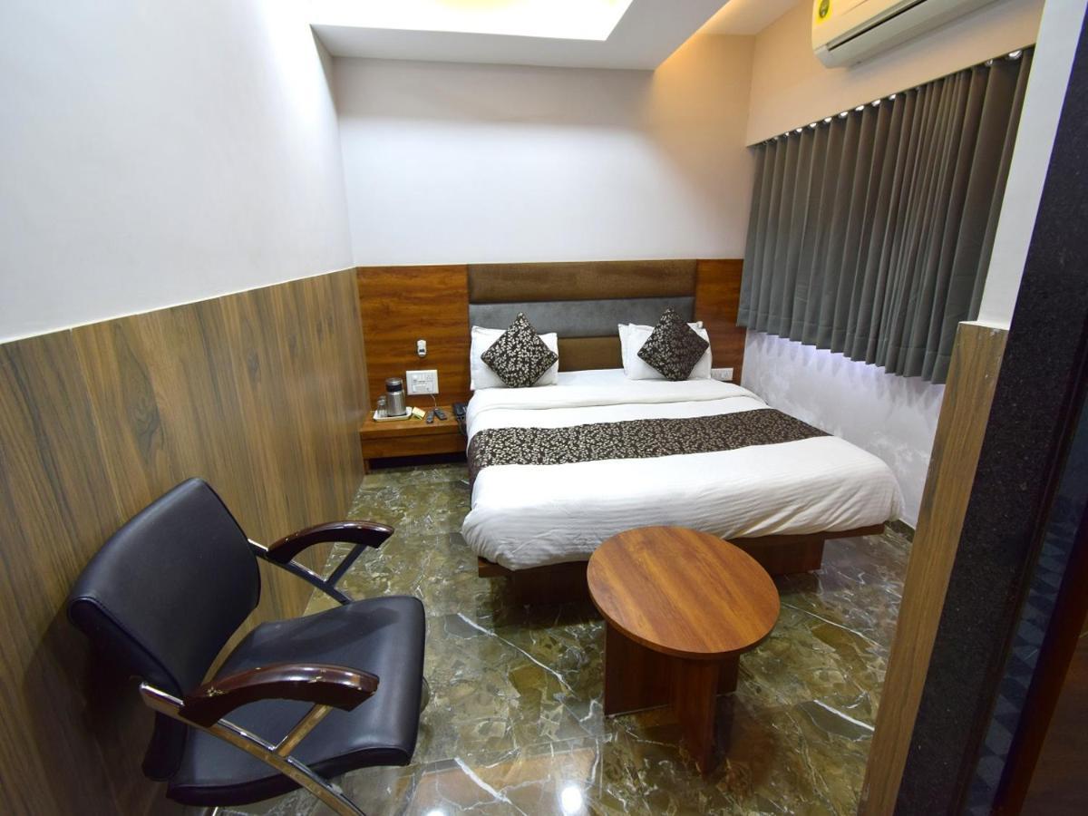 Hotel Lake Palace Ahmedabad Eksteriør bilde