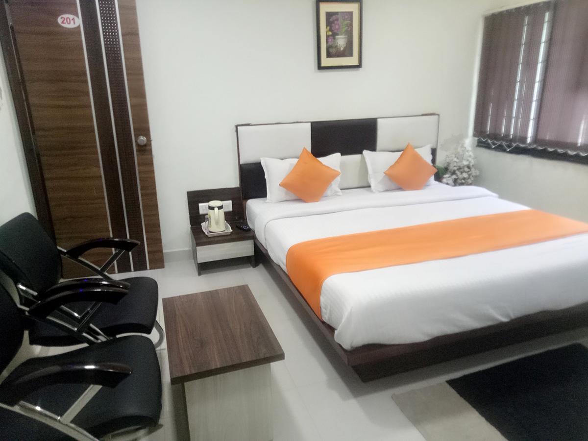 Hotel Lake Palace Ahmedabad Eksteriør bilde
