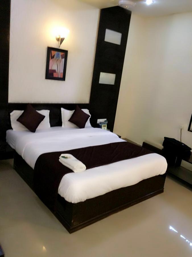 Hotel Lake Palace Ahmedabad Eksteriør bilde
